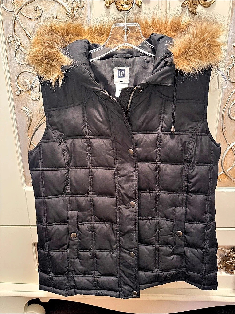 NWOT Gap Quilted Puffer Vest with detachable Faux Fur Hood